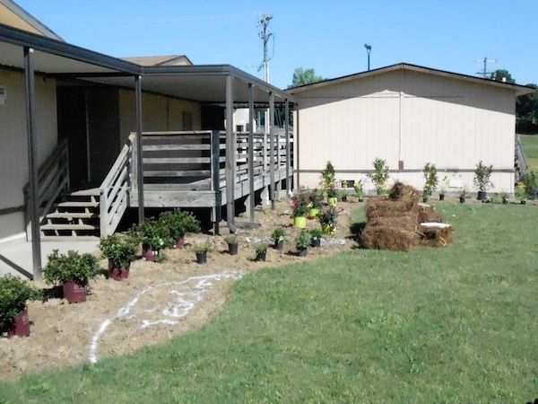 SEMS-Outdoor-Classroom-Prep-day-plants-positioned-2